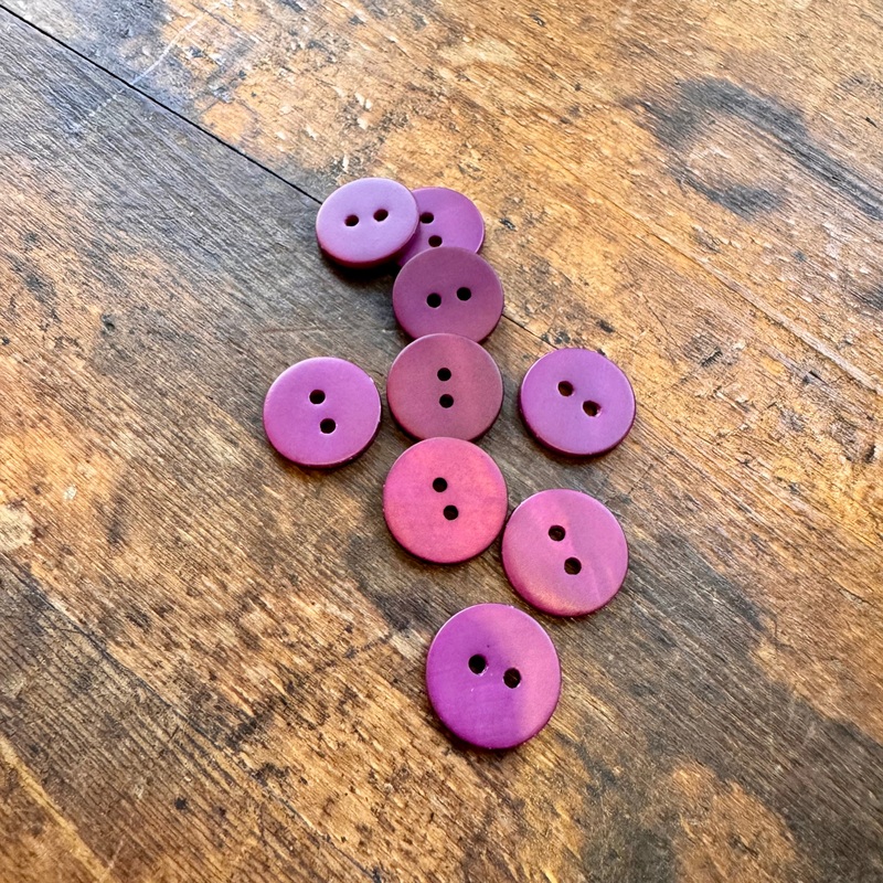 River Shell 18mm buttons - Purple