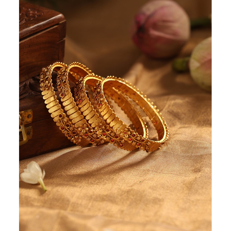 Tais Handcrafted Bangles With Red Stones