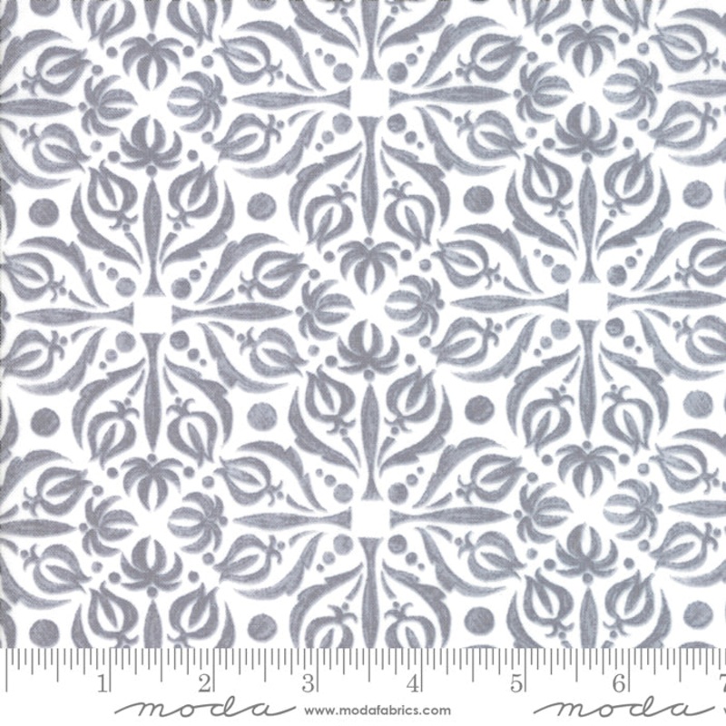 Sweet Pea Lily in Lily White 48644 11