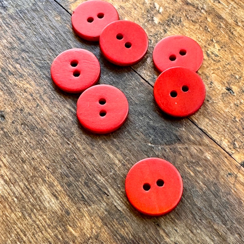 River Shell 15mm buttons -Red